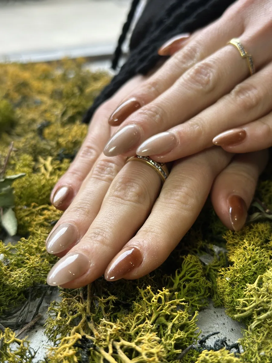 Manicura almendra en tonos nude y chocolate efecto jelly