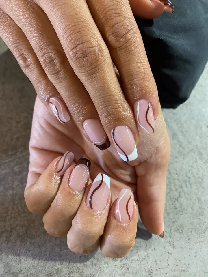 Manicura francesa ametlla amb línies ondulades marrons