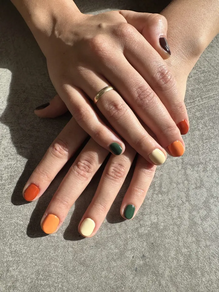 Matte manicure in orange, green and vanilla