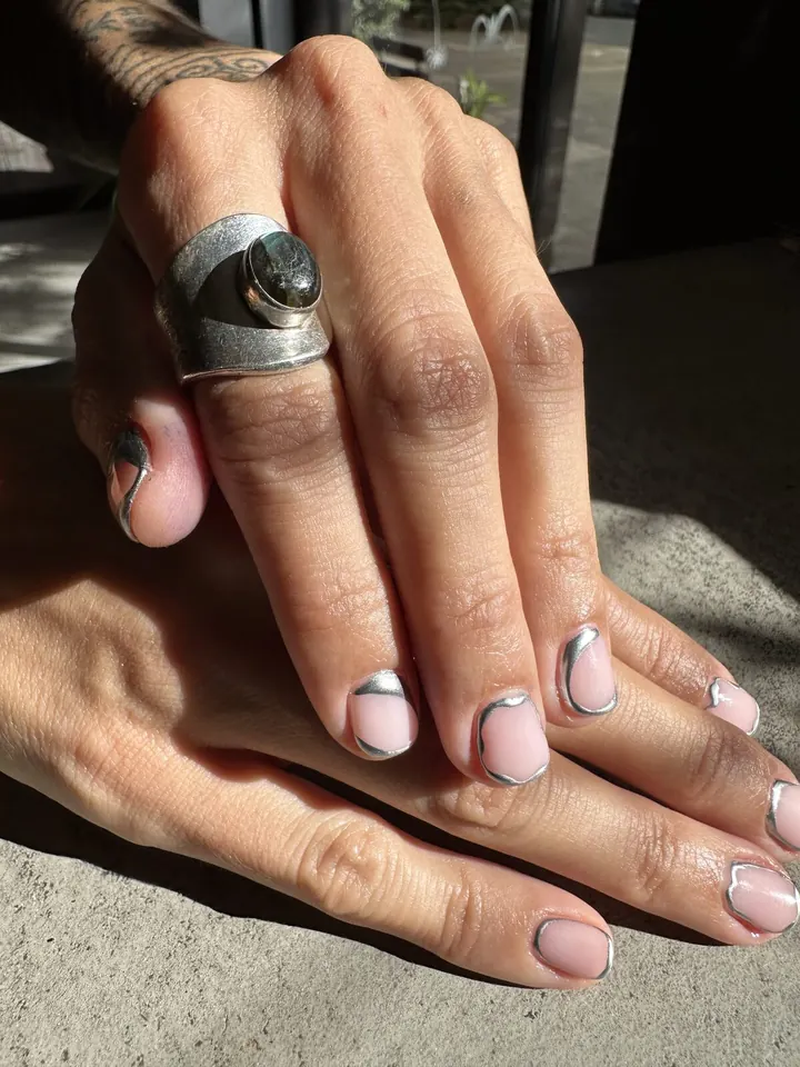 Manicura nude con perfilado plateado fino